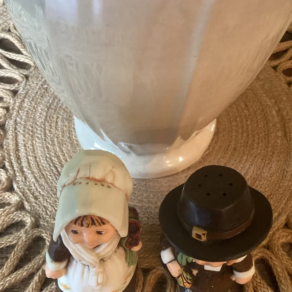 Vintage Hallmark Pilgrim Salt & Pepper Shakers Resin‎